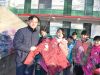 东胜慰问团向平山王母小学送去一批学习用品和衣物