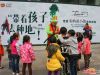 现场小丑为孩子们制作气球