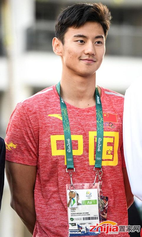中国游泳健儿宁泽涛现身奥运村