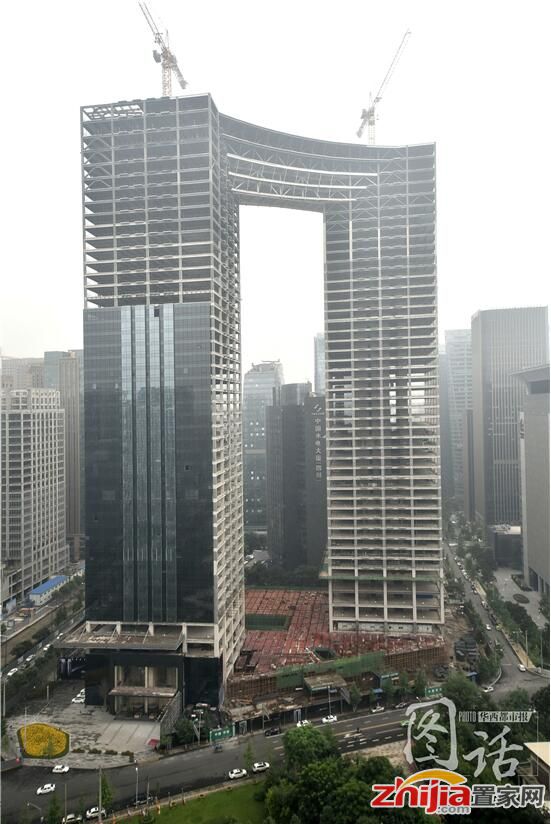 成都现“大裤衩”建筑:网友戏称“直筒牛仔裤”