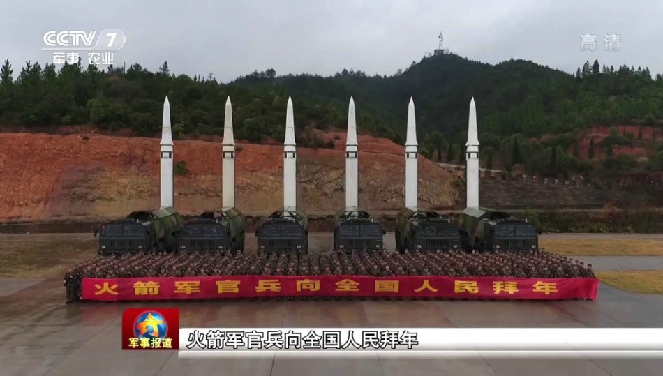 中国火箭军拜年霸气十足:竖起6枚东风15做背景