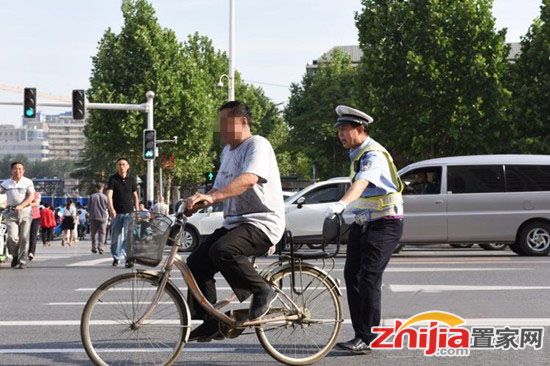石家庄“最严交规”出台第二天889人次行人被警告