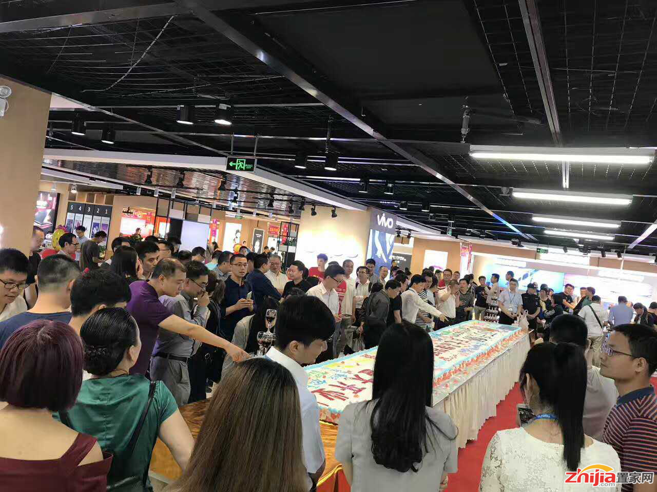 苏宁易购“好奇心”战报:蓝色手机最畅销、魔都妹子C罩杯夺冠