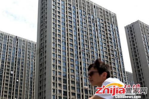 资料图:市民从南京一处楼盘前经过。中新社记者 泱波 摄