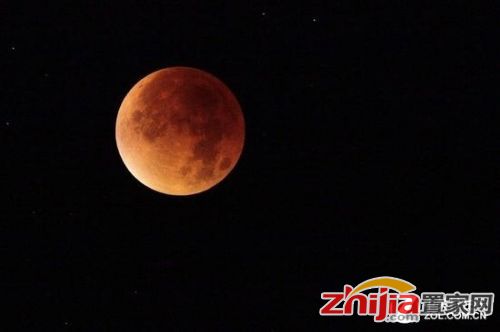 蓝月指的是天文中同一月份的第二个满月，视觉上月亮依然是红月亮