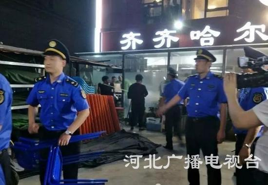 石家庄:联合执法夜查烧烤 暂扣桌椅炉具20车