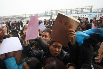 杭州上周末现摇号购房长队 业内人士称应加大土地供应