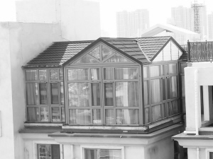 石家庄一小区楼顶平台“筑巢” 围堵“逃生通道”