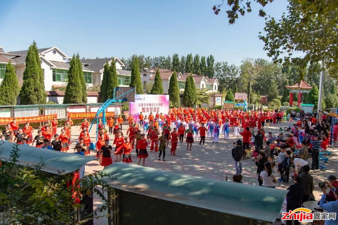 厚德中央锦城举办舞友联谊会庆祝建国69周年