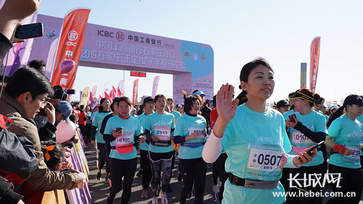 2019石家庄(正定)女子半程马拉松鸣笛开赛