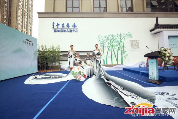 十里春风实景样板示范区紧张施工中，即将面世